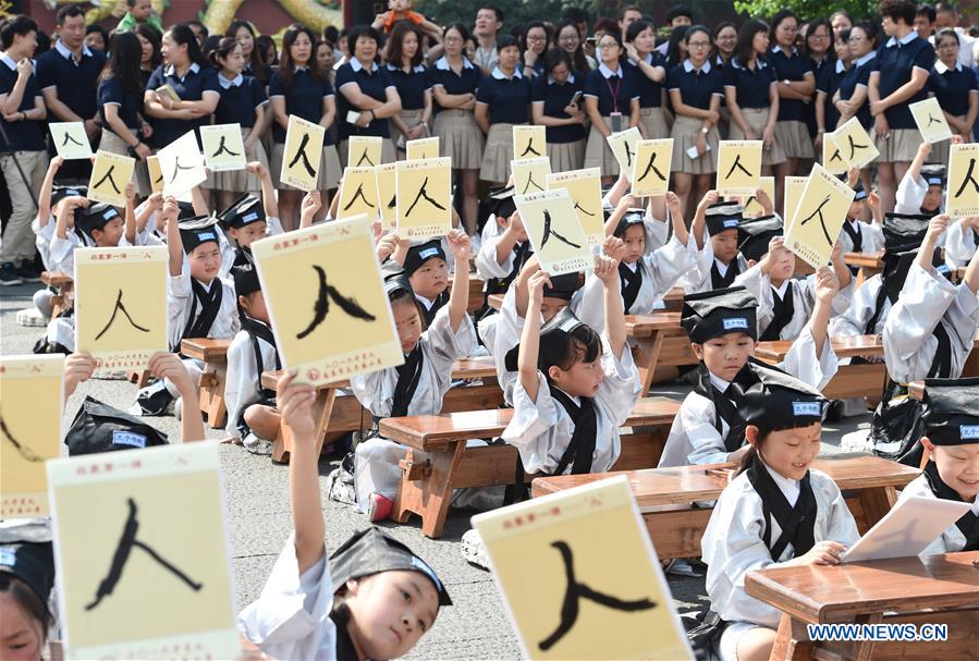 Children wearing Hanfu attend writing ceremony in E China