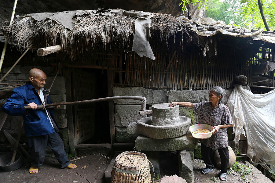 Couple living in a cave for 54 years