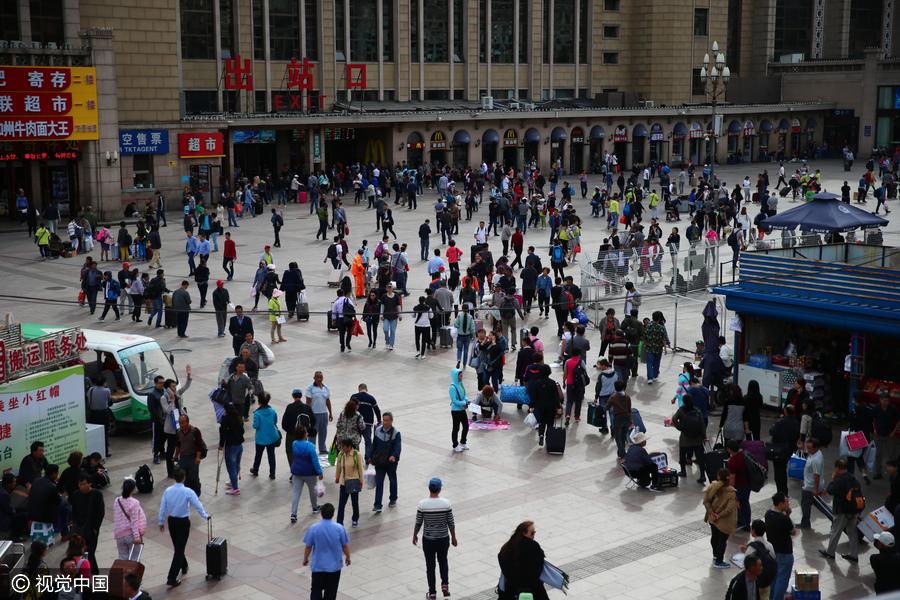 Passengers set off on trips for coming National Day holidays