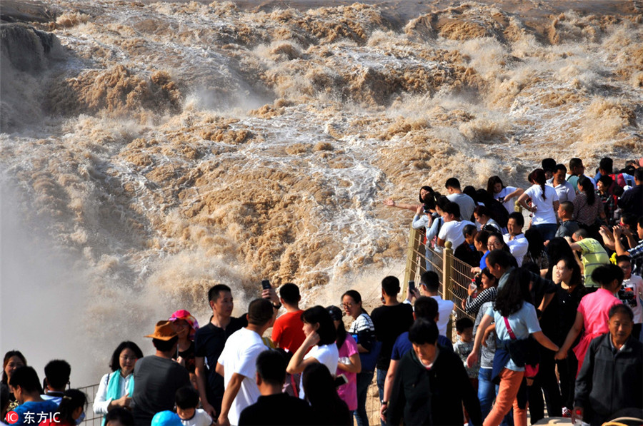 Massive surge of tourists at Hukou Waterfall