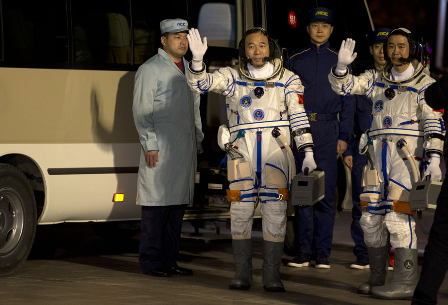 See-off ceremony held for Chinese astronauts of Shenzhou-11 mission