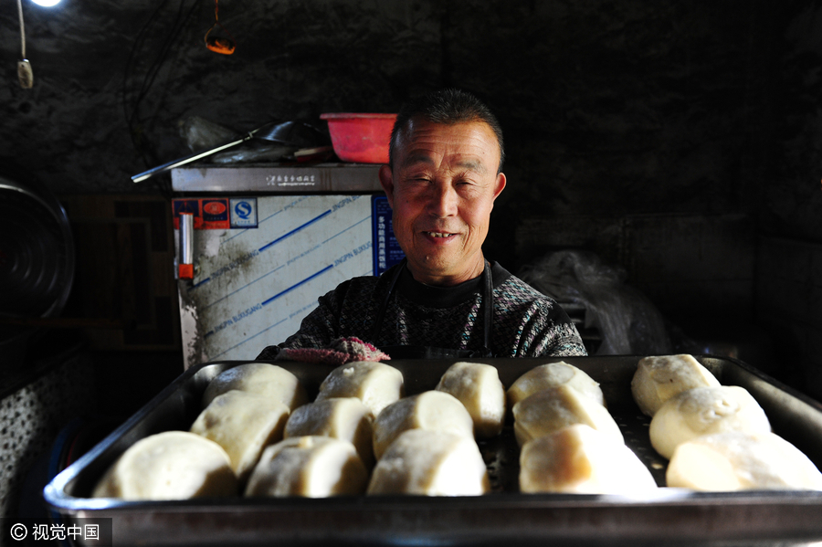 400,000 migrant workers flock to Xinjiang to harvest cotton