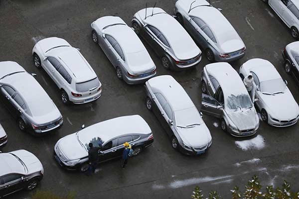 First snow turns Beijing white and beautiful