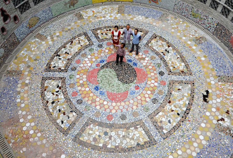 Octogenarian builds porcelain palace in East China