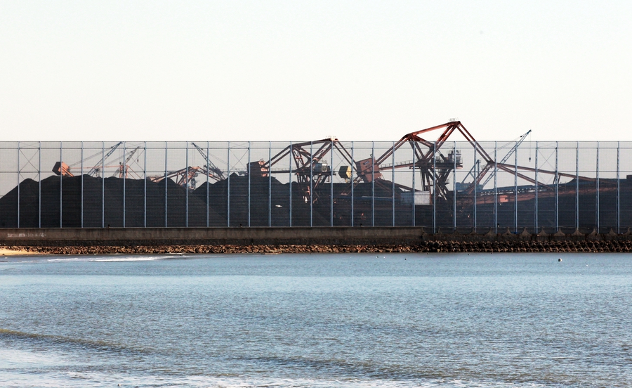 World's longest dust screen group being built in N China