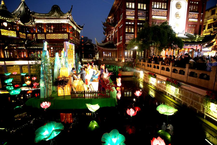 Visitors view lantern fair at Yuyuan Garden in Shanghai