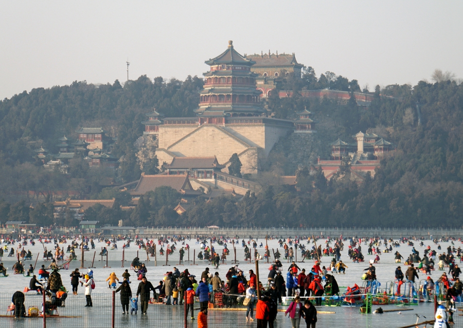 Massive crowds take over scenic spots across China during Spring Festival