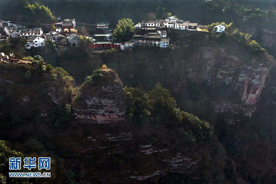 Village on edge of cliff draws visitors