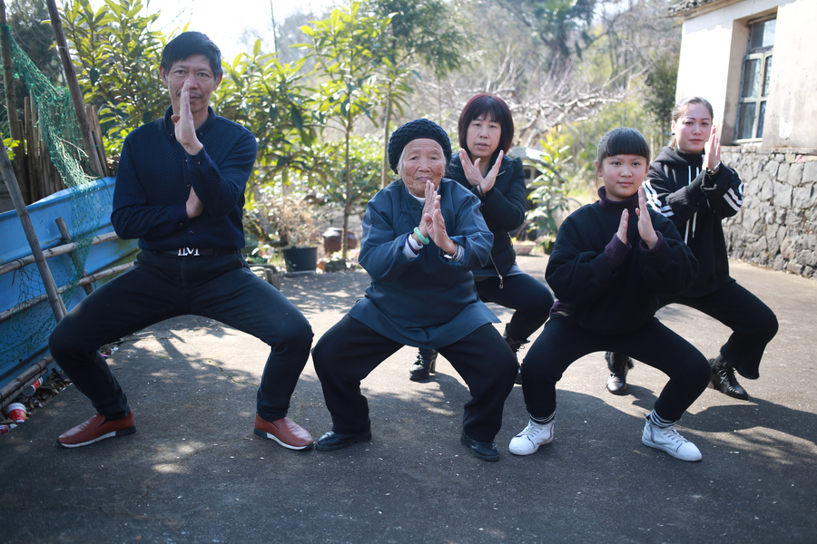 'Kung fu Granny' becomes Internet celebrity