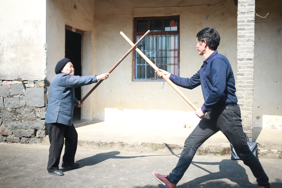 'Kung fu Granny' becomes Internet celebrity