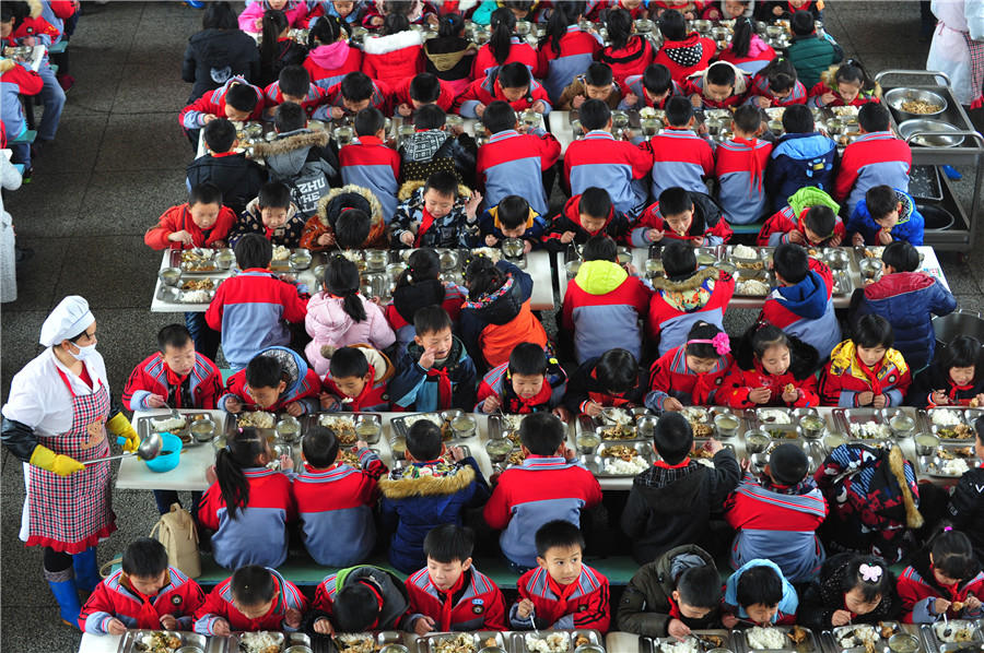 1,000 students in Central China share silent dinner together