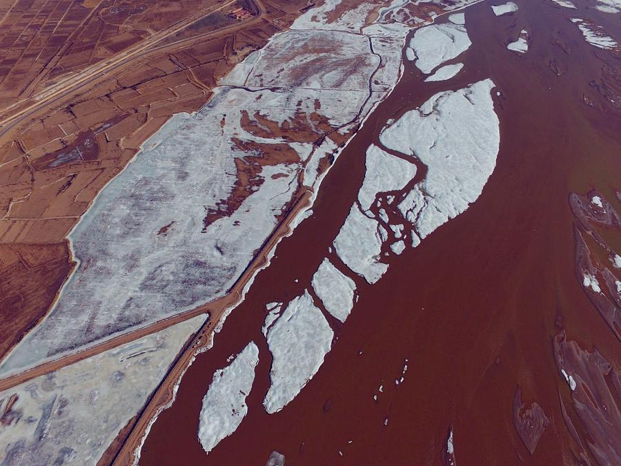 Inner Mongolia section of Yellow River starts to thaw