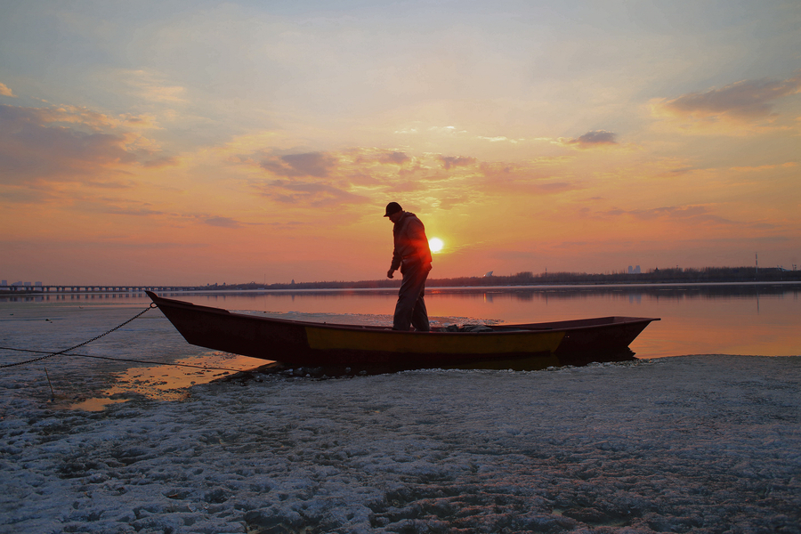 Rising temperature melts frozen river in NE China