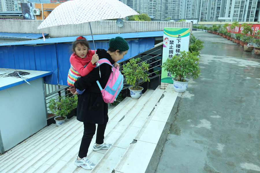 78-year-old granny takes care of adopted girl with brittle bone disease