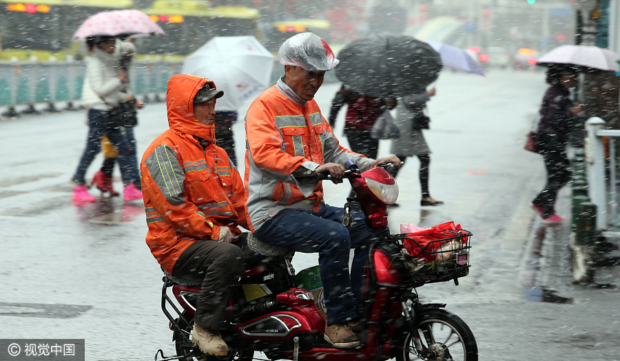 Snow falls in Xinjiang during Qingming Festival