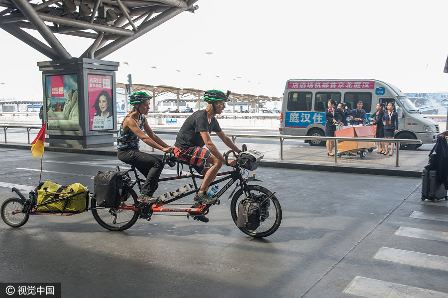 French couple cycles across China to encourage green travel