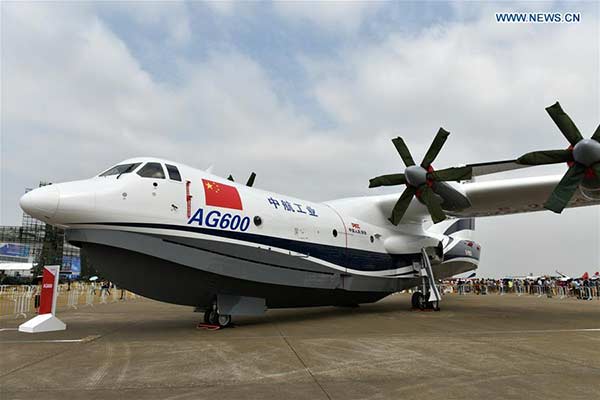 China-made large amphibious aircraft finishes first glide test