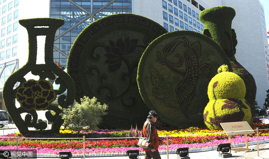 Flowers, posters greet Belt and Road forum in Beijing