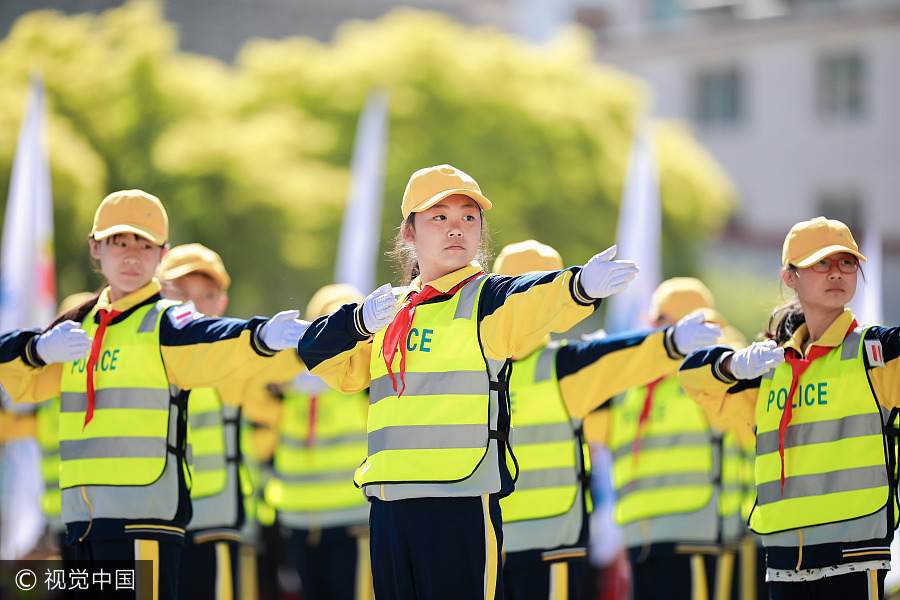 1,000 students 'direct traffic' in Inner Mongolia