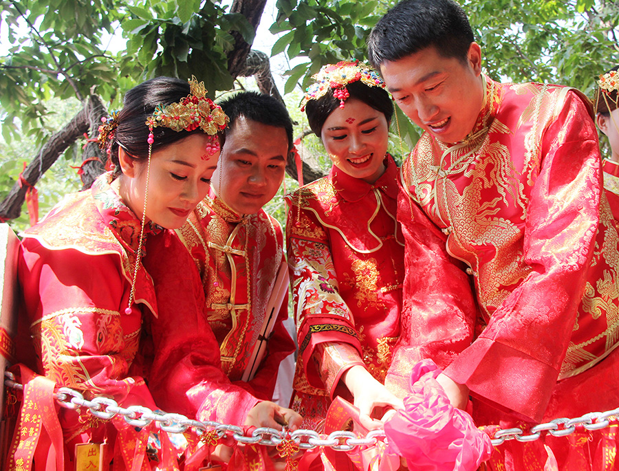 Thousands of Chinese couples celebrate their love