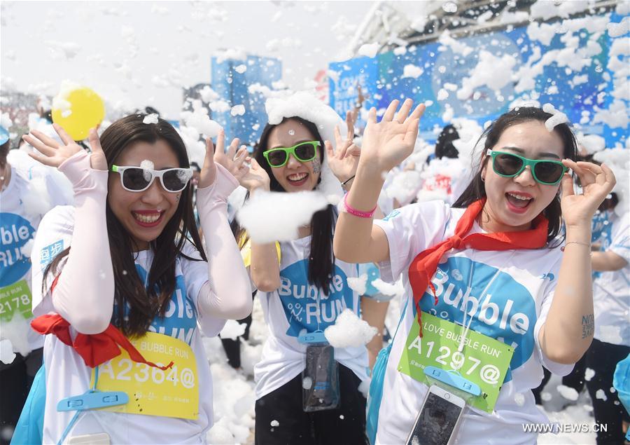 Bubble run held in Northeast China's Liaoning