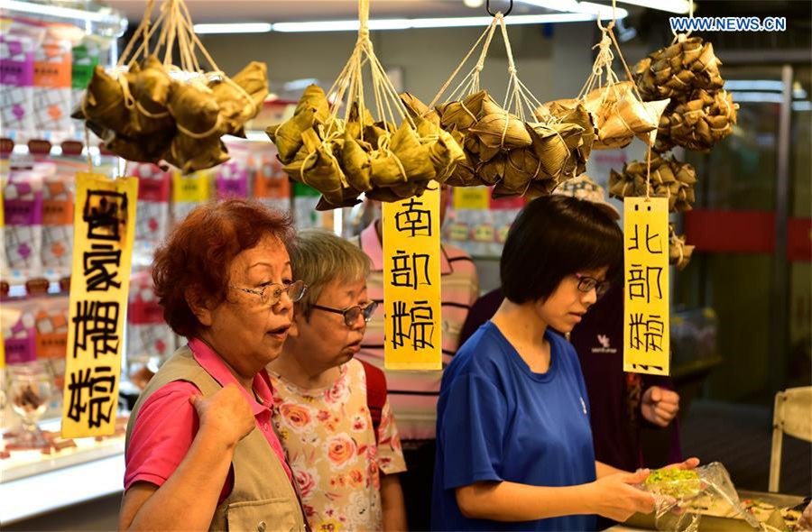 People across China enjoy Dragon Boat Festival holiday