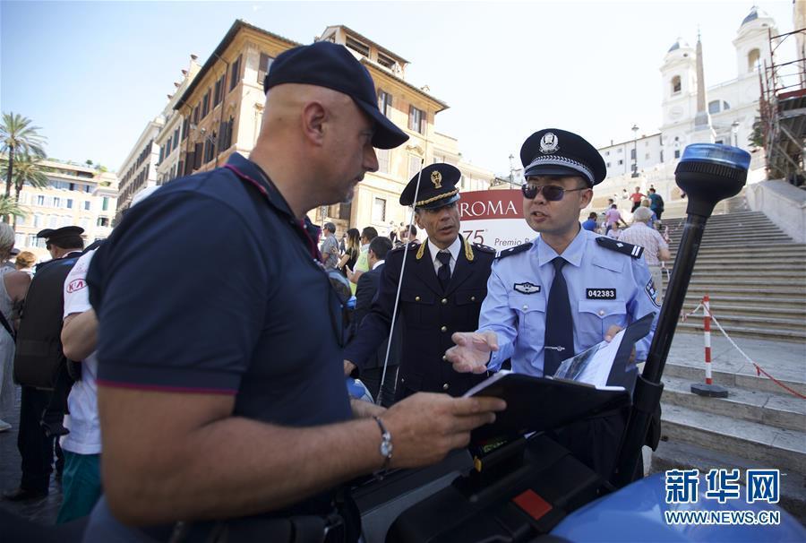 Chinese police officers start patrolling four Italian cities