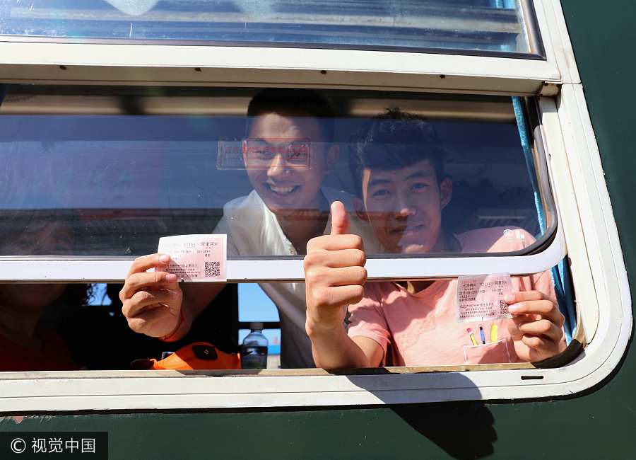 Special train takes students to <EM>gaokao</EM> exam site