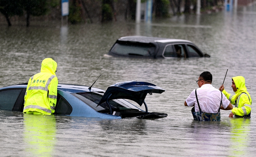 Typhoon Merbok slashes its way into S China