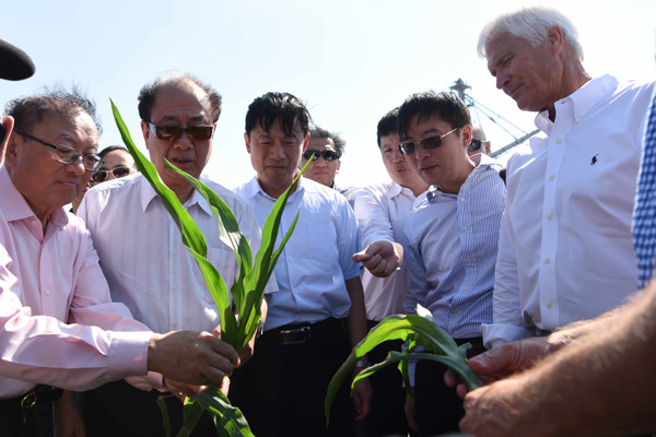 Chinese researchers tour Iowa farm