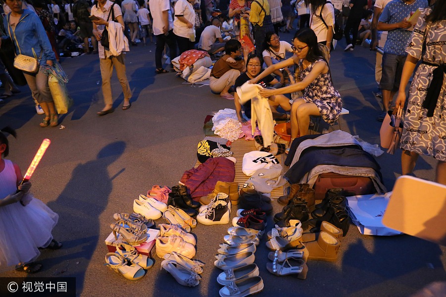 Thousands throng to flea market held by graduates in Central China