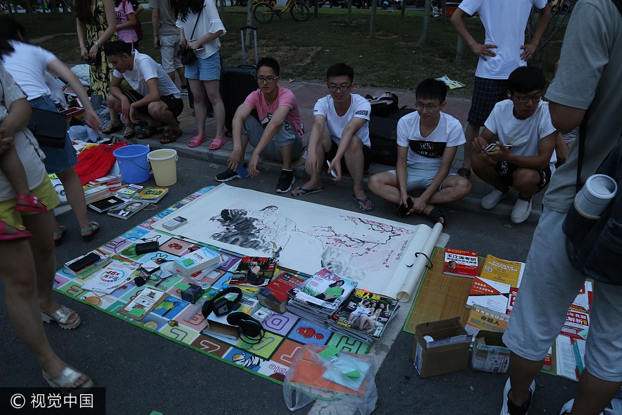 Thousands throng to flea market held by graduates in Central China