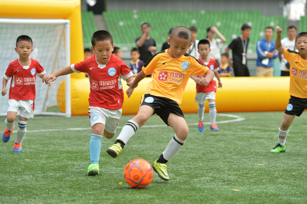 Preschool program teaches kids how to play soccer with a smile