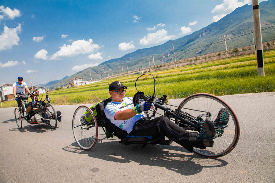 Handcycling team tours China