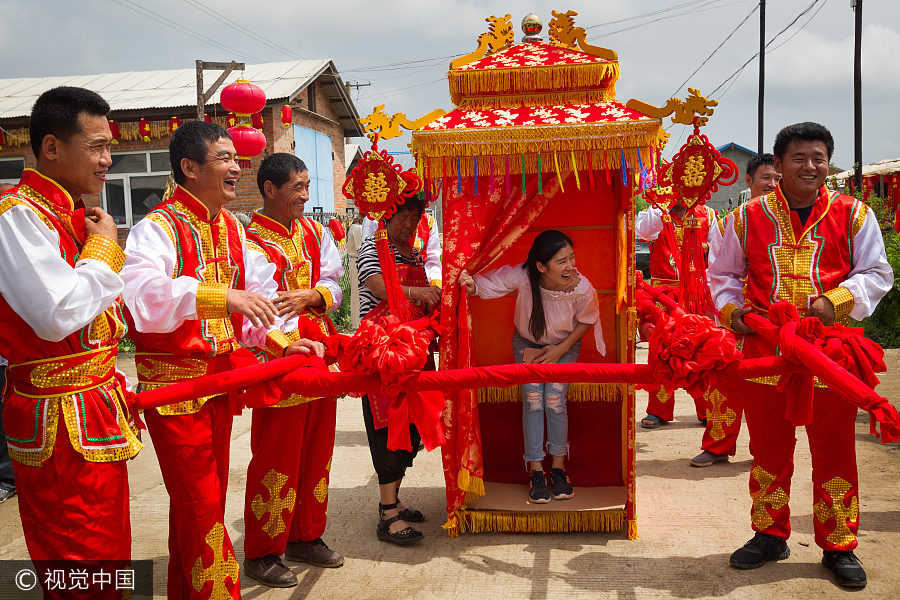 Modern couple's traditional Chinese wedding