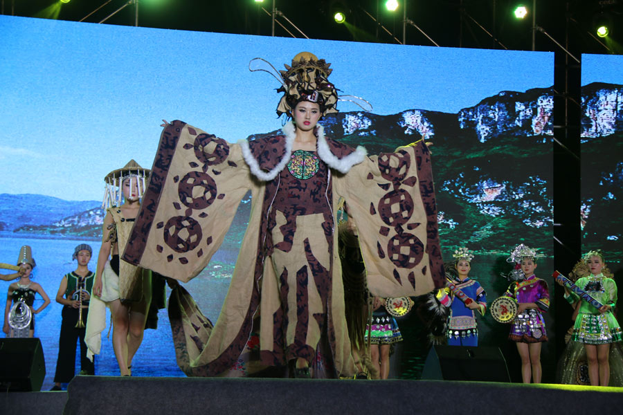 A special fashion show stuns spectators