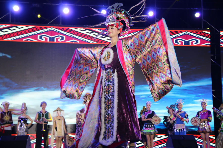 A special fashion show stuns spectators