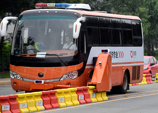 China-made 'zipper truck' eases traffic congestion