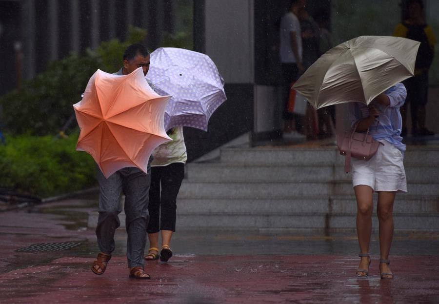 Storm batters southern China