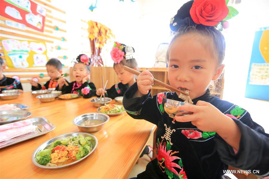 Rural children take free lunch in SW China's Guizhou