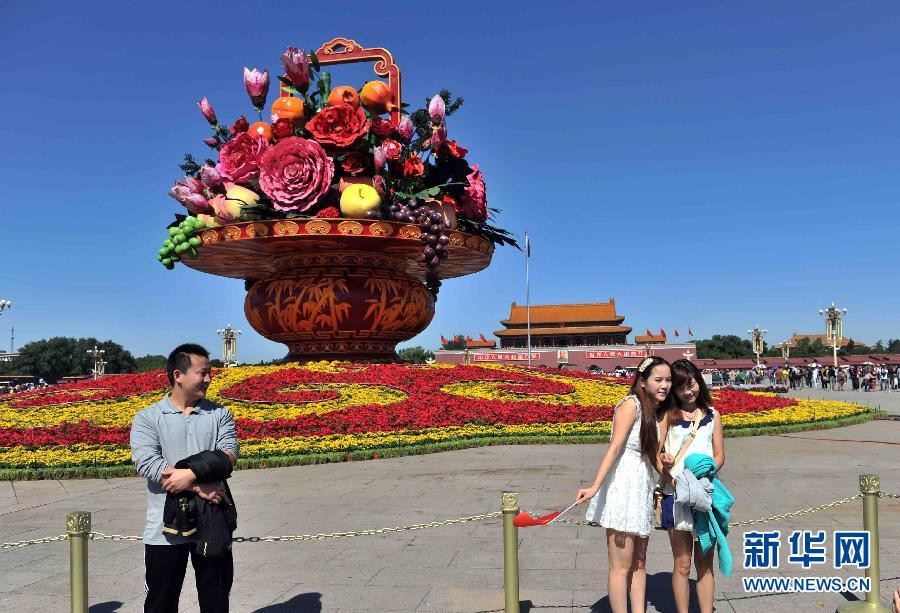 Images: Changes in Tian'anmen Square decorations for National Day