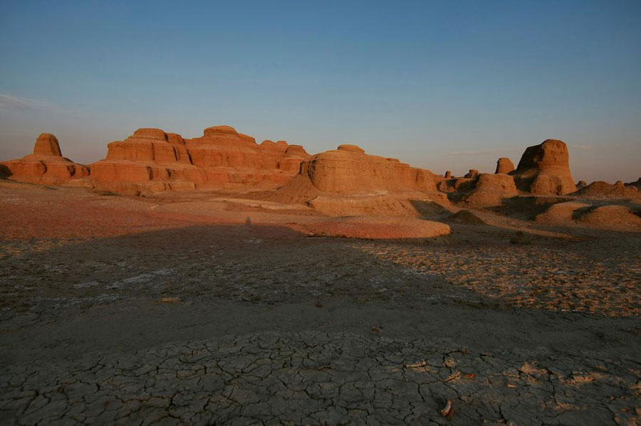 'Ghost Town' in Xinjiang desert offers wondrous landscapes