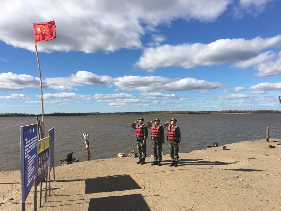 National flag-raising ceremonies held at border ports in Heilongjiang