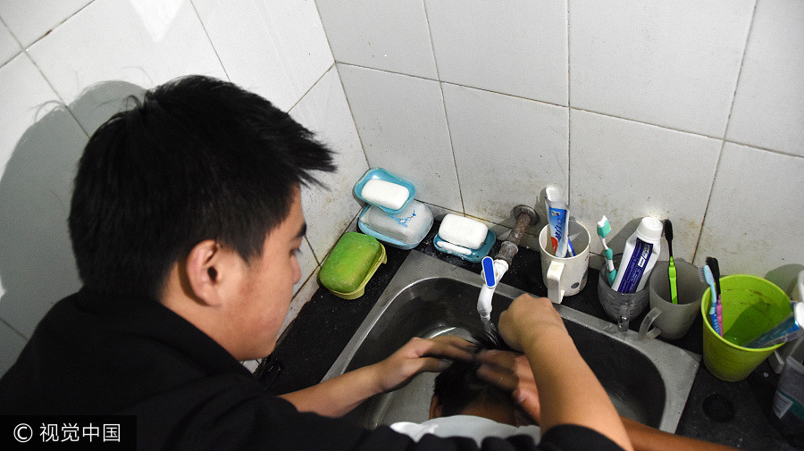 Dormitory barber has students buzzing