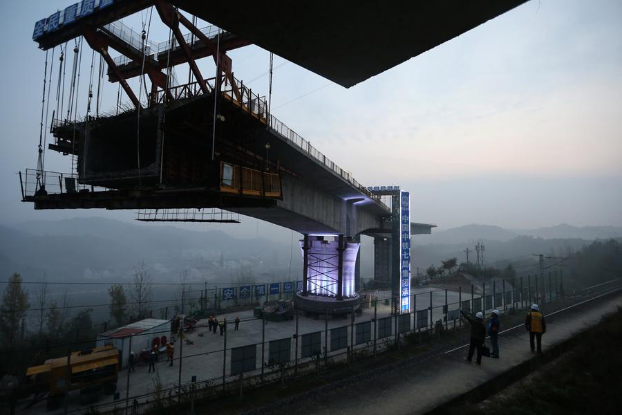 Three continuous beams of Wuhan-Shiyan high-speed rail connected