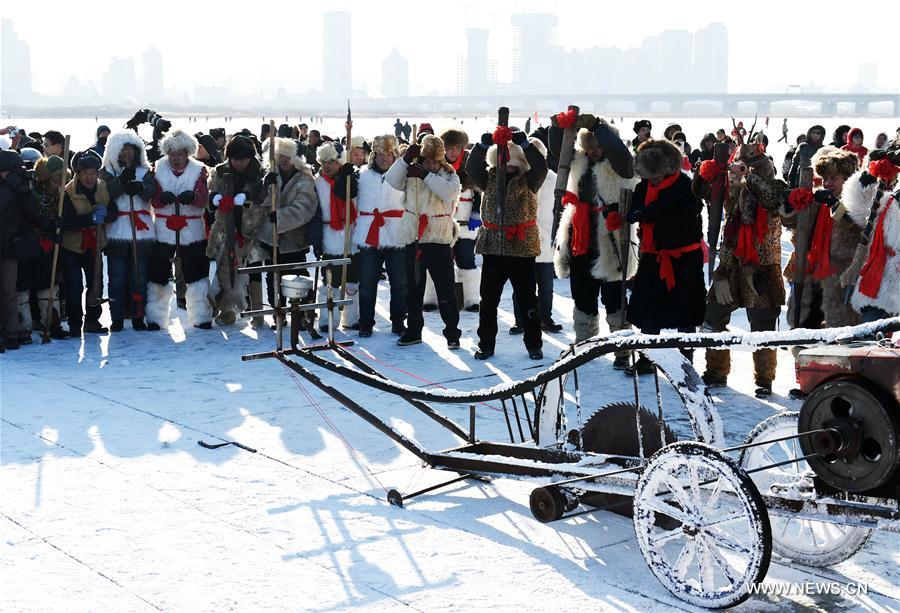 Ice collecting season begins in Harbin