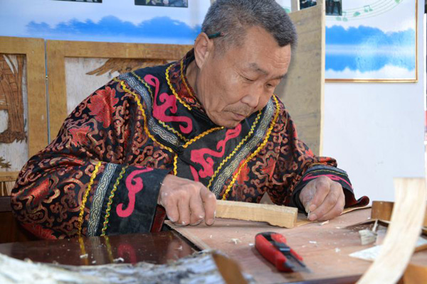 National-level inheritor creates birch bark designs