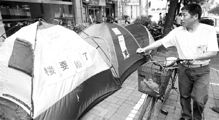 Fears of building collapse force apartment residents into tents