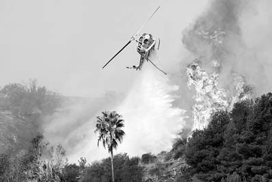 Thousands flee Los Angeles wildfire