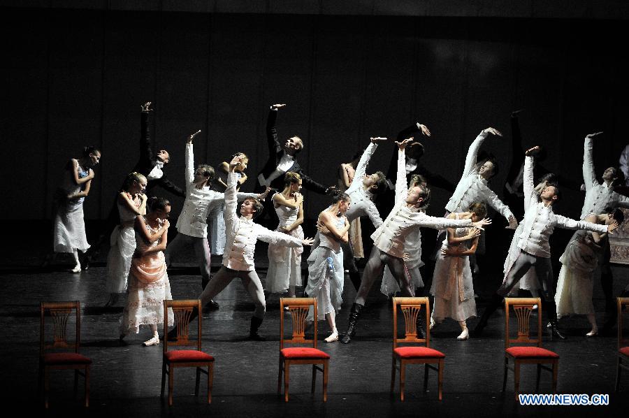 Russian ballet dancers perform Anna Karenina in Tianjin